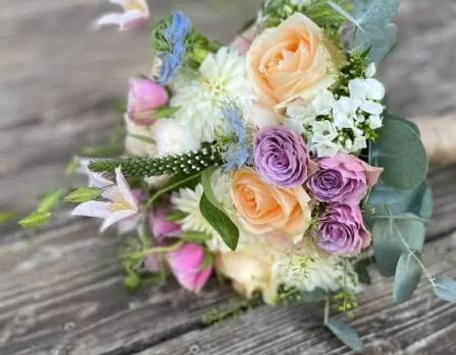 Brudebuket med roser og pastelfarvede blomster